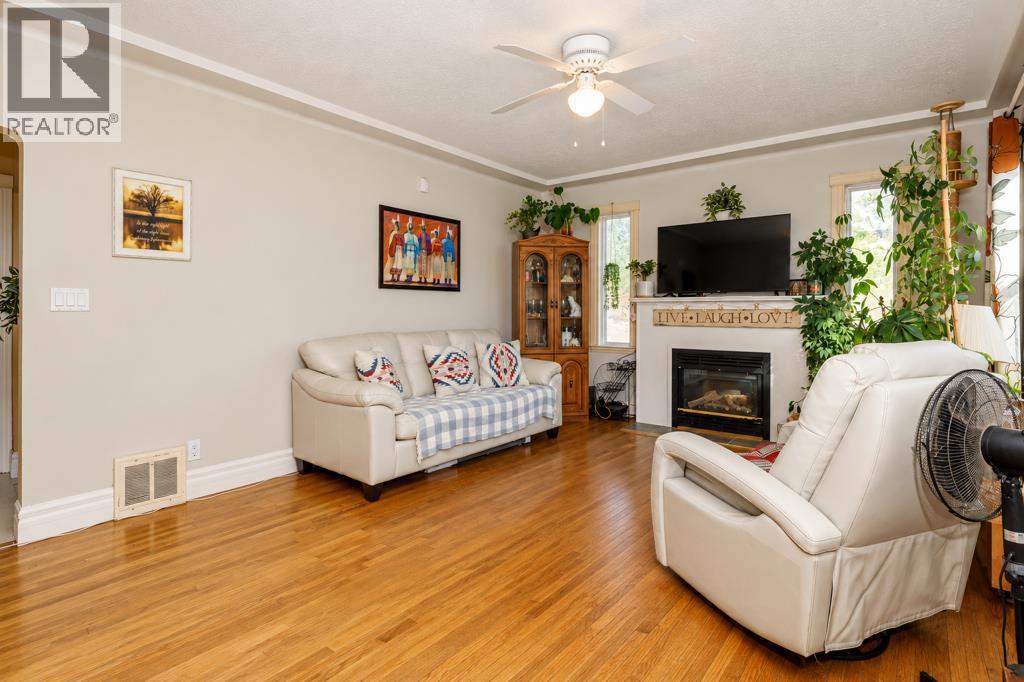 4518 52 Street Property Photo 7