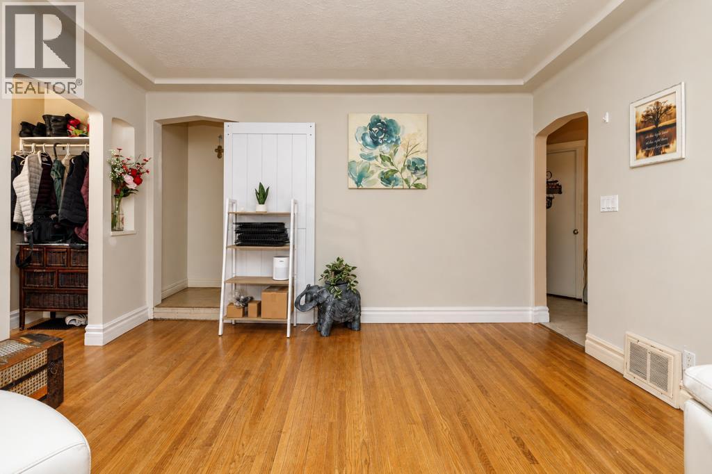 4518 52 Street Property Photo 8