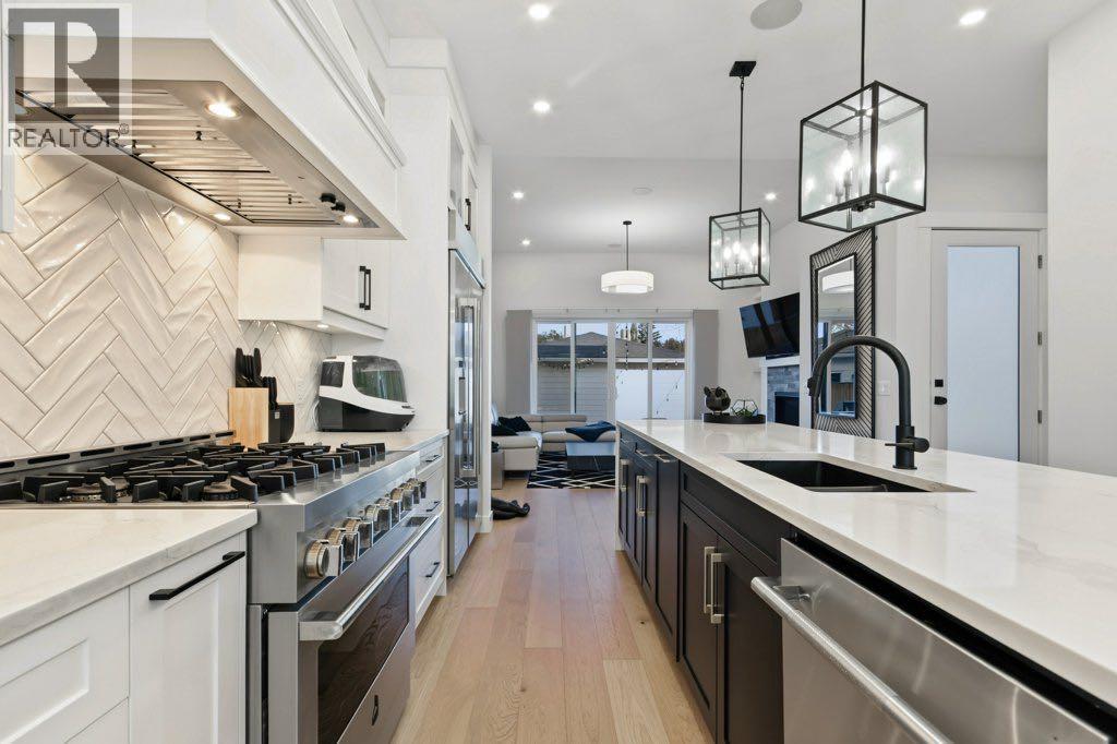1906 43 Avenue Sw Property Photo 6