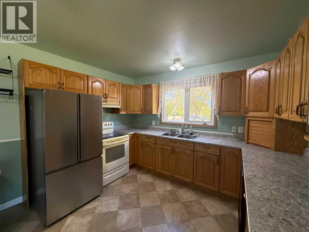 4925 52 Avenue Property Photo 2