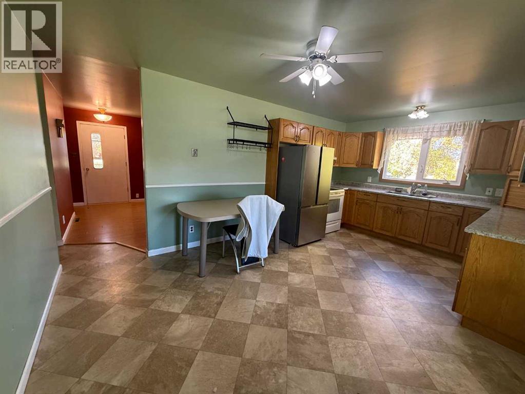 4925 52 Avenue Property Photo 3