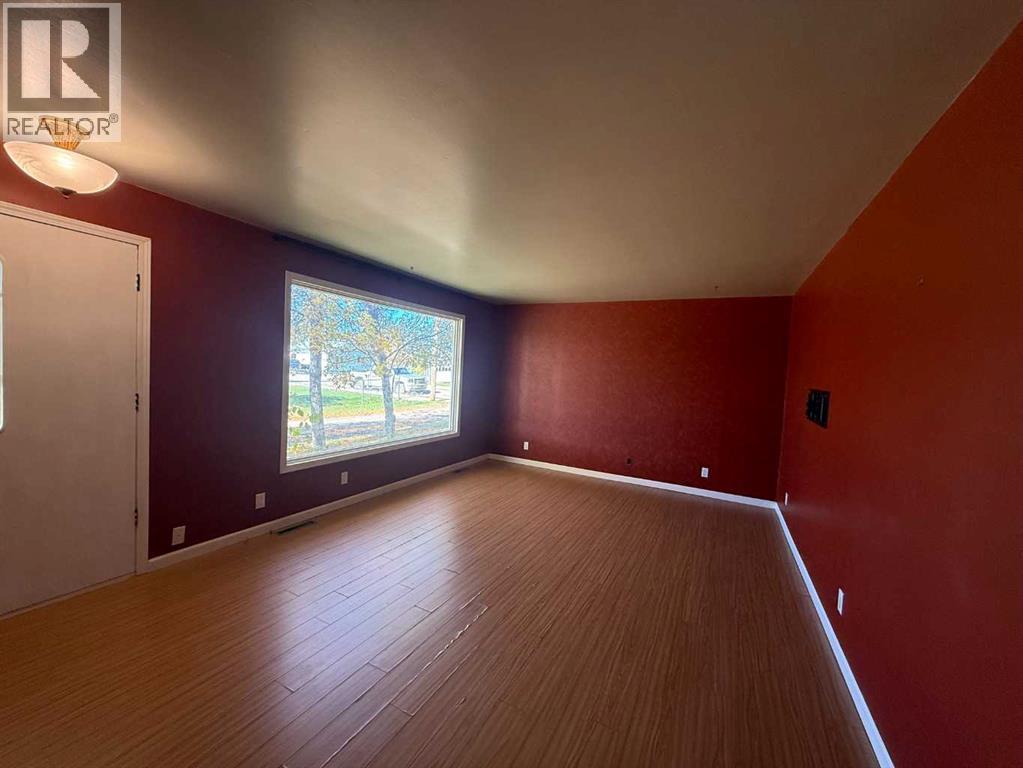4925 52 Avenue Property Photo 4