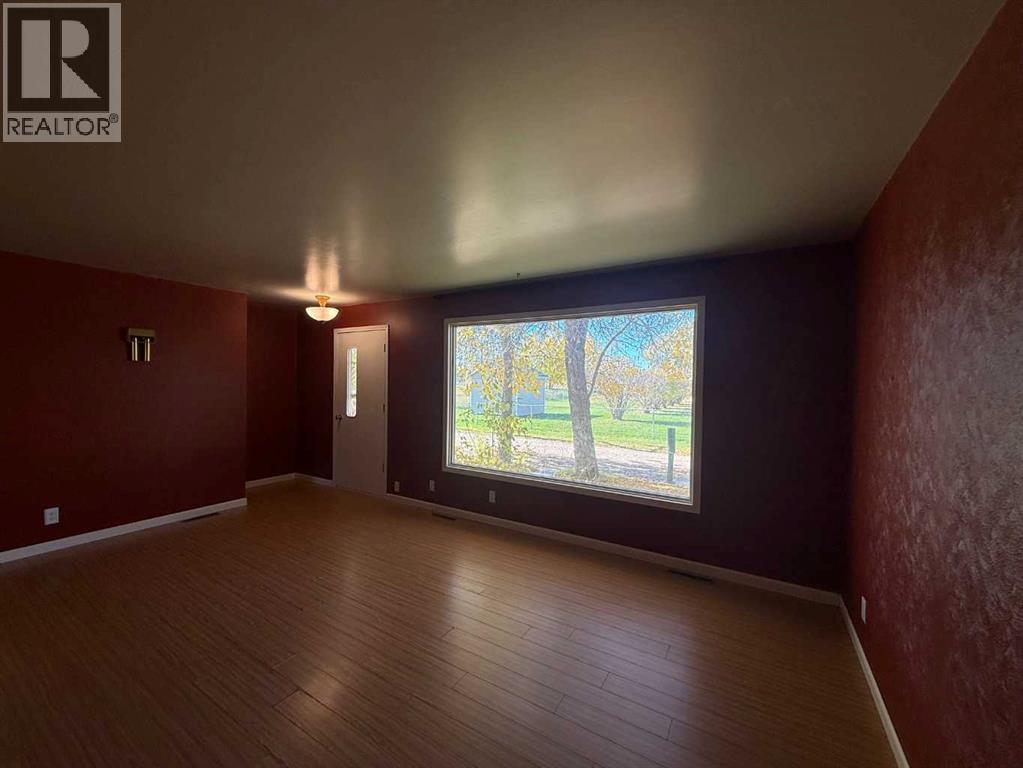 4925 52 Avenue Property Photo 5