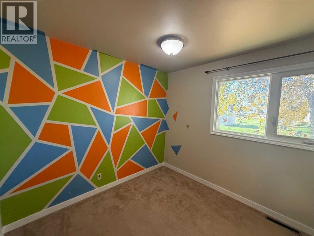4925 52 Avenue Property Photo 6