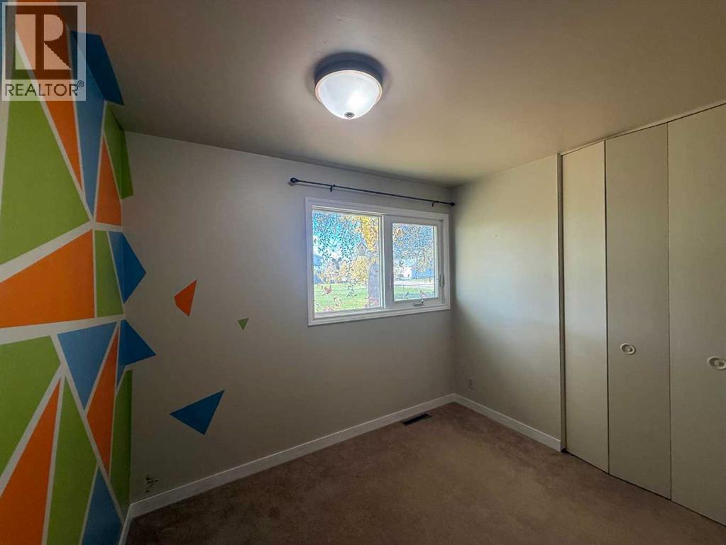 4925 52 Avenue Property Photo 7