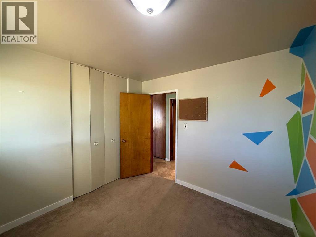 4925 52 Avenue Property Photo 8