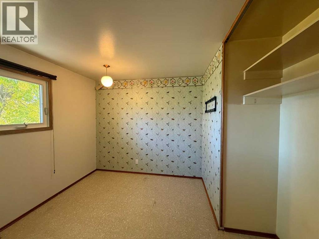 4925 52 Avenue Property Photo 11