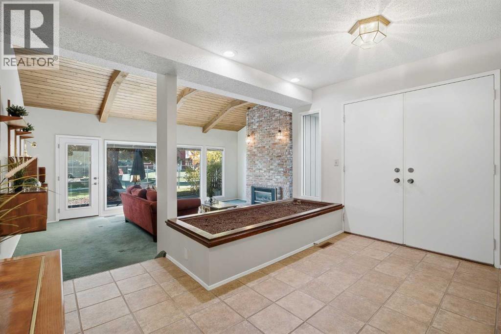 20 Midpark Crescent Southeast Property Photo 3