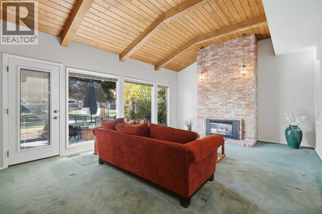 20 Midpark Crescent Southeast Property Photo 4