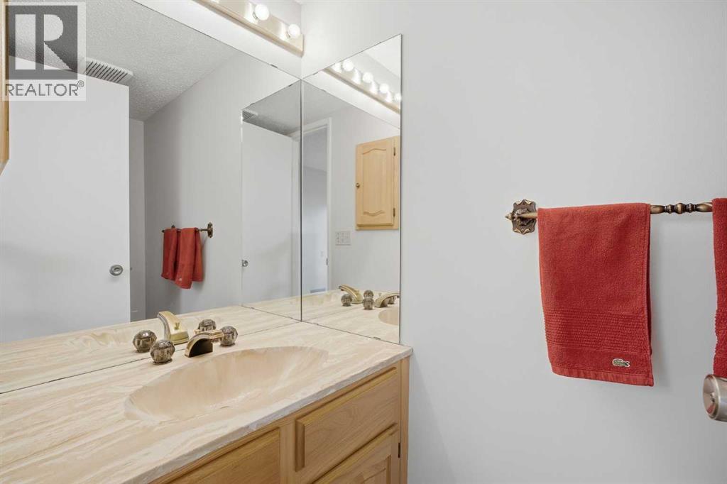 20 Midpark Crescent Southeast Property Photo 10