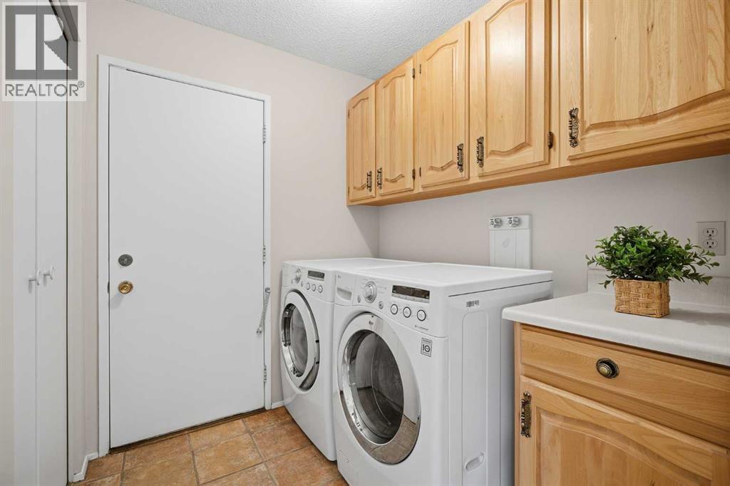 20 Midpark Crescent Southeast Property Photo 11