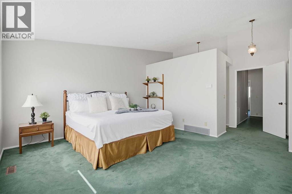 20 Midpark Crescent Southeast Property Photo 14