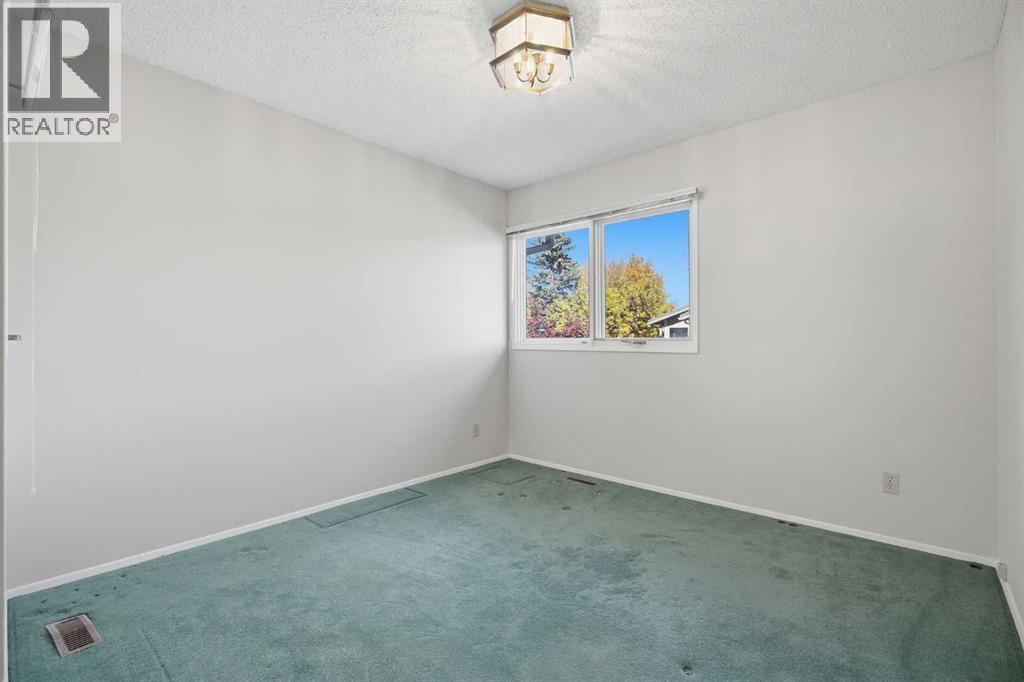 20 Midpark Crescent Southeast Property Photo 18