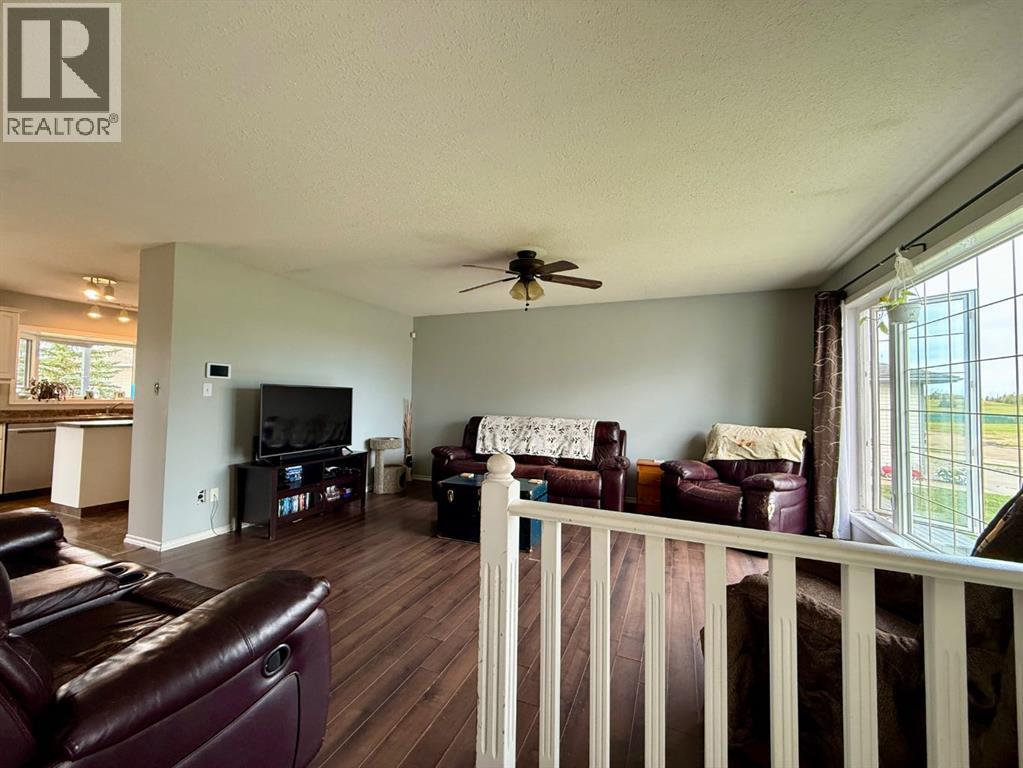 5010 47 Street Property Photo 2