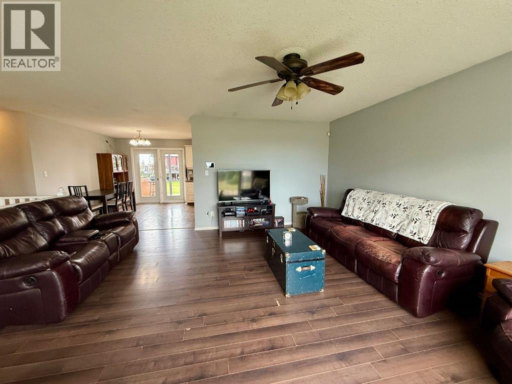 5010 47 Street Property Photo 3