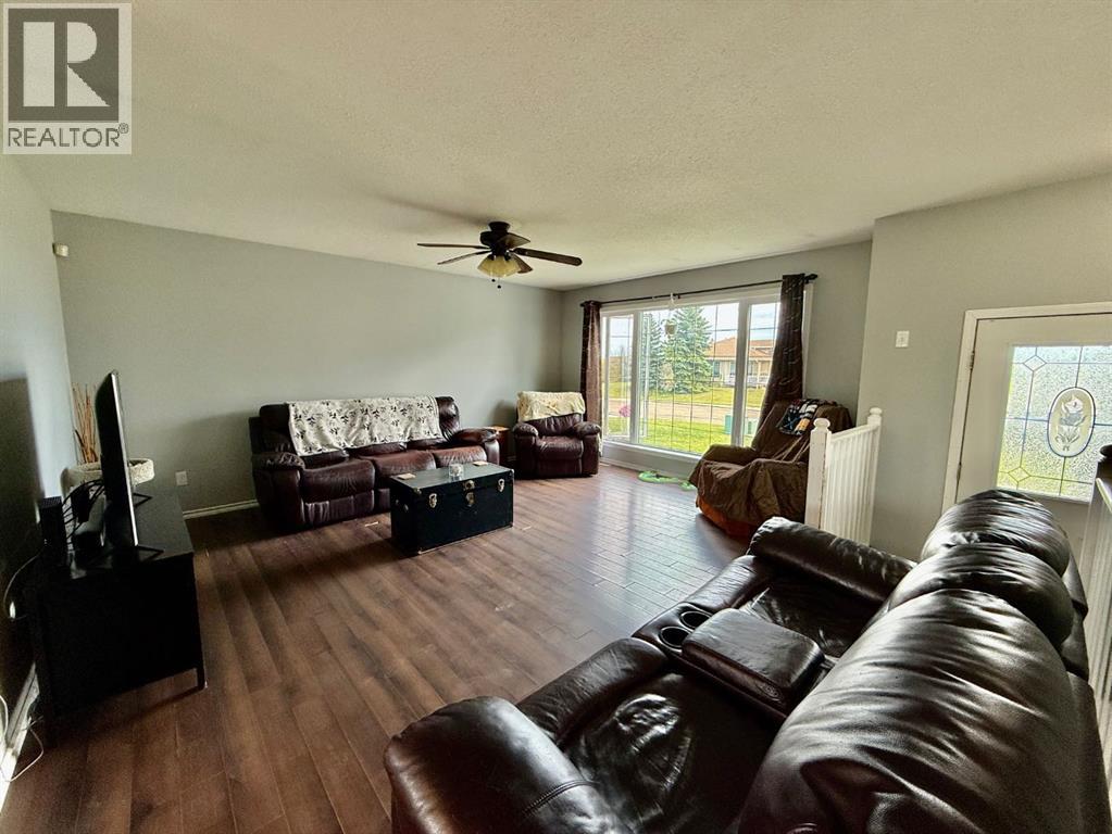 5010 47 Street Property Photo 4