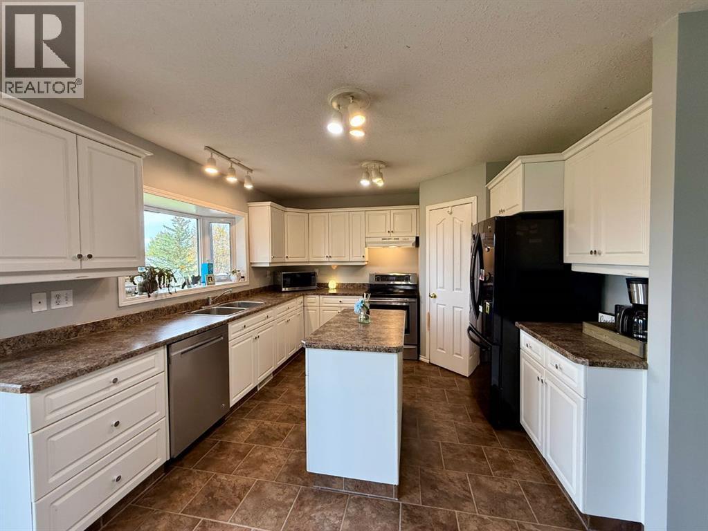 5010 47 Street Property Photo 5
