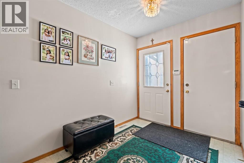 92 Del Ray Close Ne Property Photo 2
