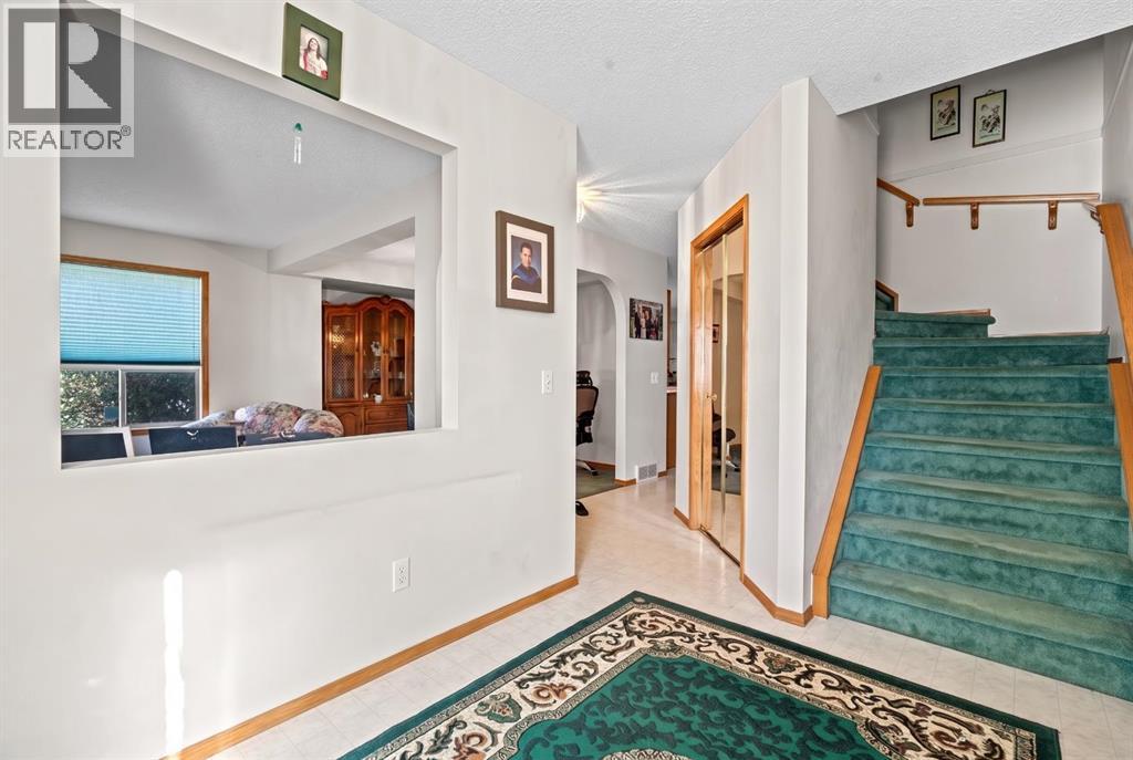 92 Del Ray Close Ne Property Photo 3