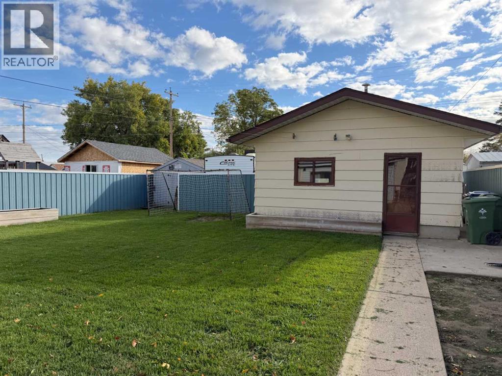 5303 55 Street Property Photo 4