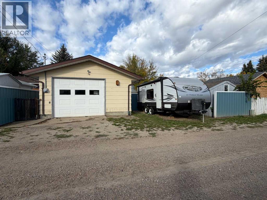 5303 55 Street Property Photo 5