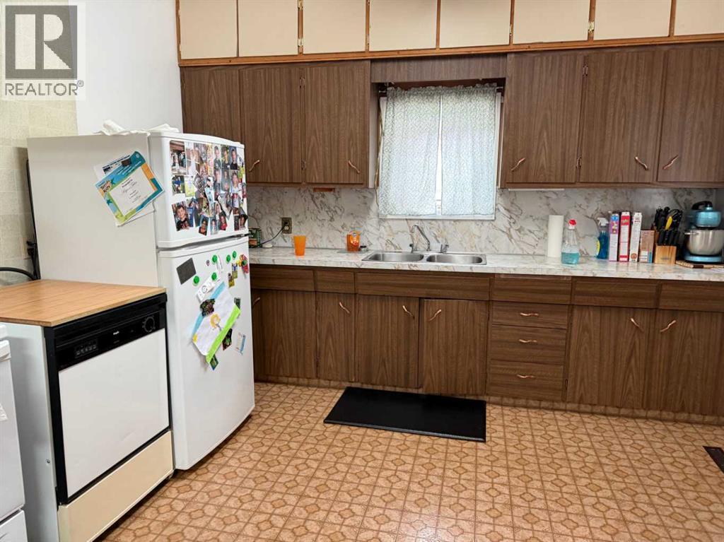 5303 55 Street Property Photo 7