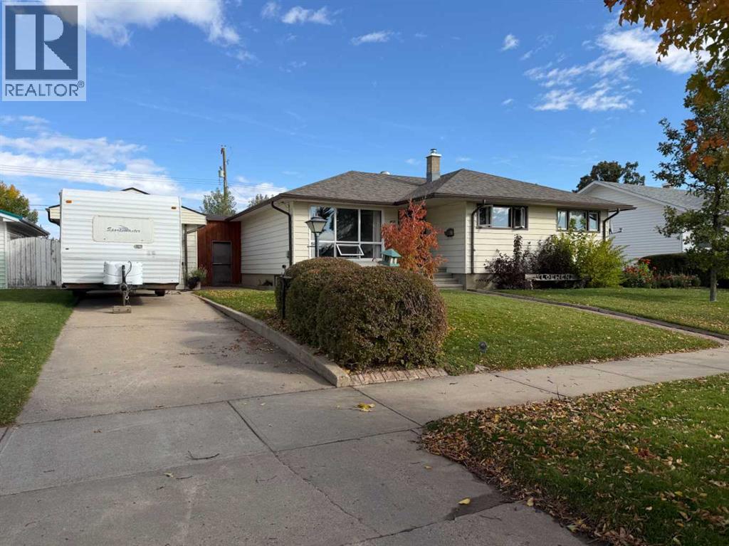 4925 56 Avenue Property Photo 3