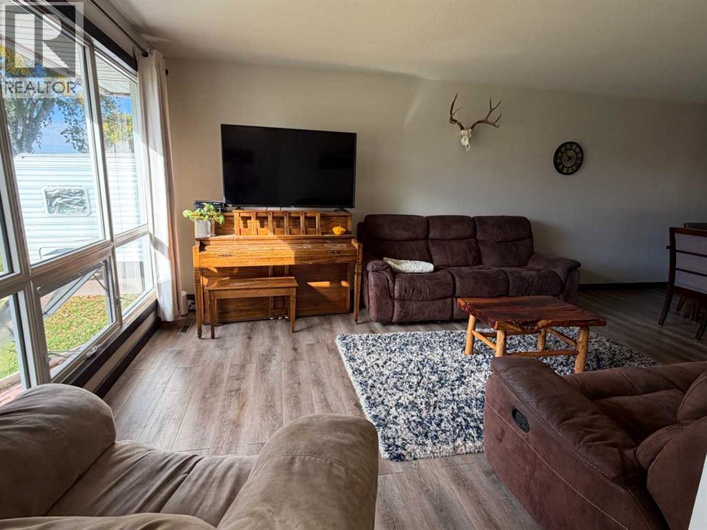 4925 56 Avenue Property Photo 5
