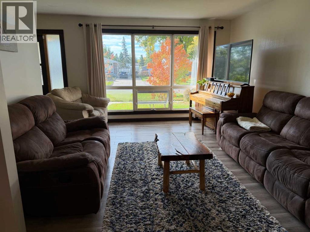 4925 56 Avenue Property Photo 6