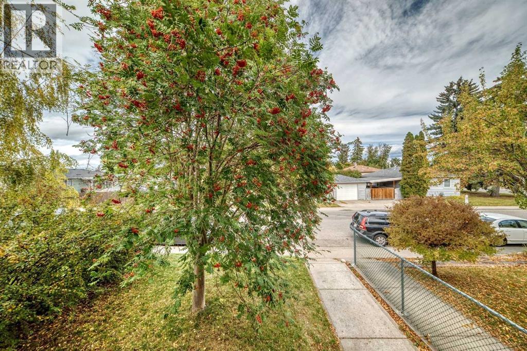 7409 37 Avenue Nw Property Photo 4