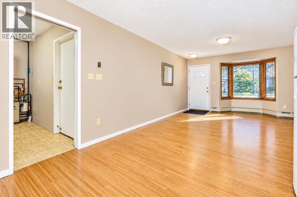 4240 46a Ave Crescent Property Photo 4