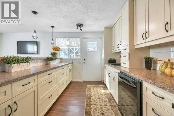 3103a 38 Street Sw Property Photo 9
