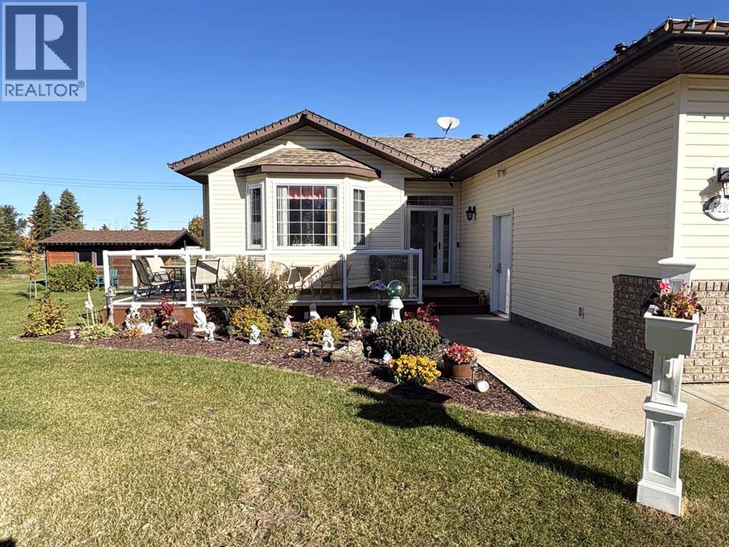 5220 48 Avenue Property Photo 4