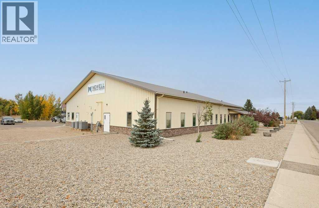 50 Upland Boulevard W Property Photo 3