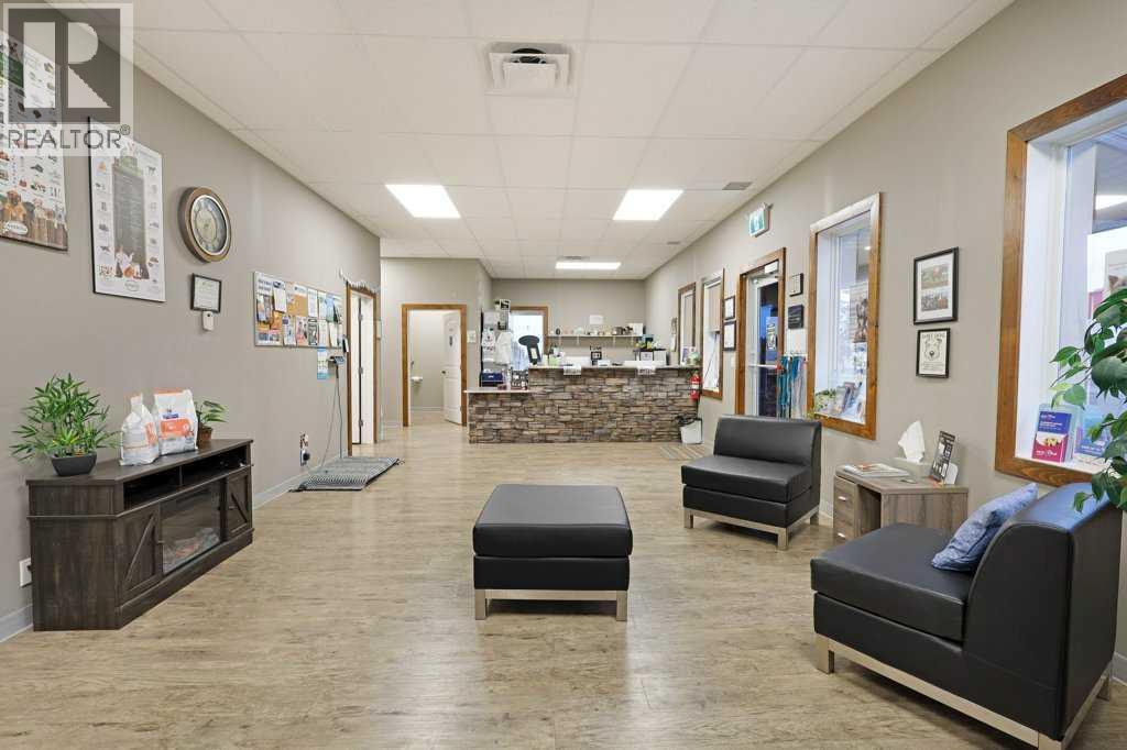 50 Upland Boulevard W Property Photo 8
