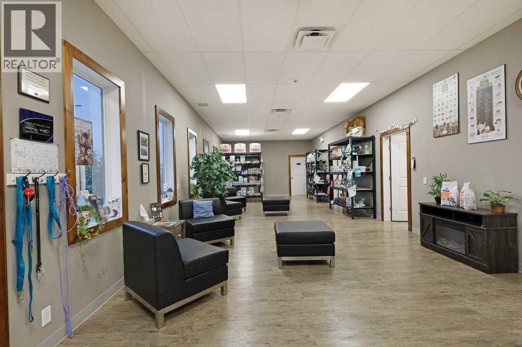 50 Upland Boulevard W Property Photo 9