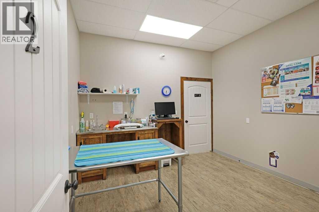 50 Upland Boulevard W Property Photo 16