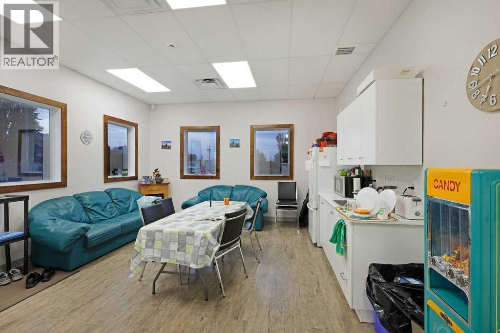 50 Upland Boulevard W Property Photo 29
