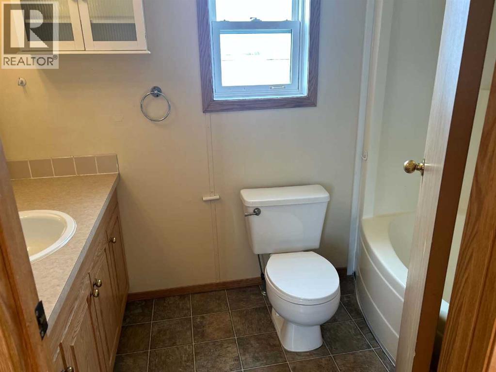 28 Maple Drive W Property Photo 4