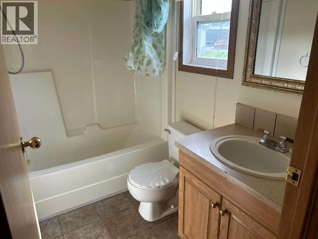28 Maple Drive W Property Photo 5