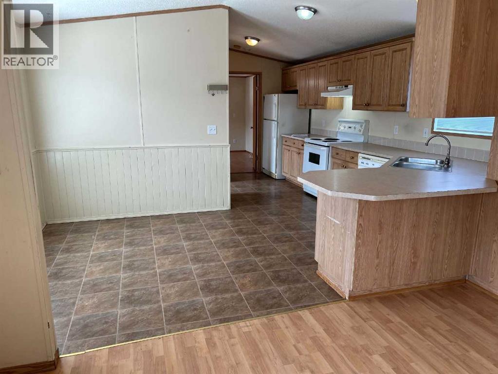 28 Maple Drive W Property Photo 7