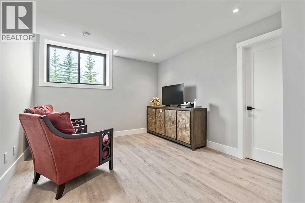 338233 Panima Close W Property Photo 44