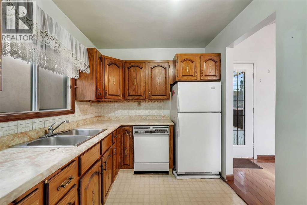 4407 Bowness Road Nw Property Photo 19