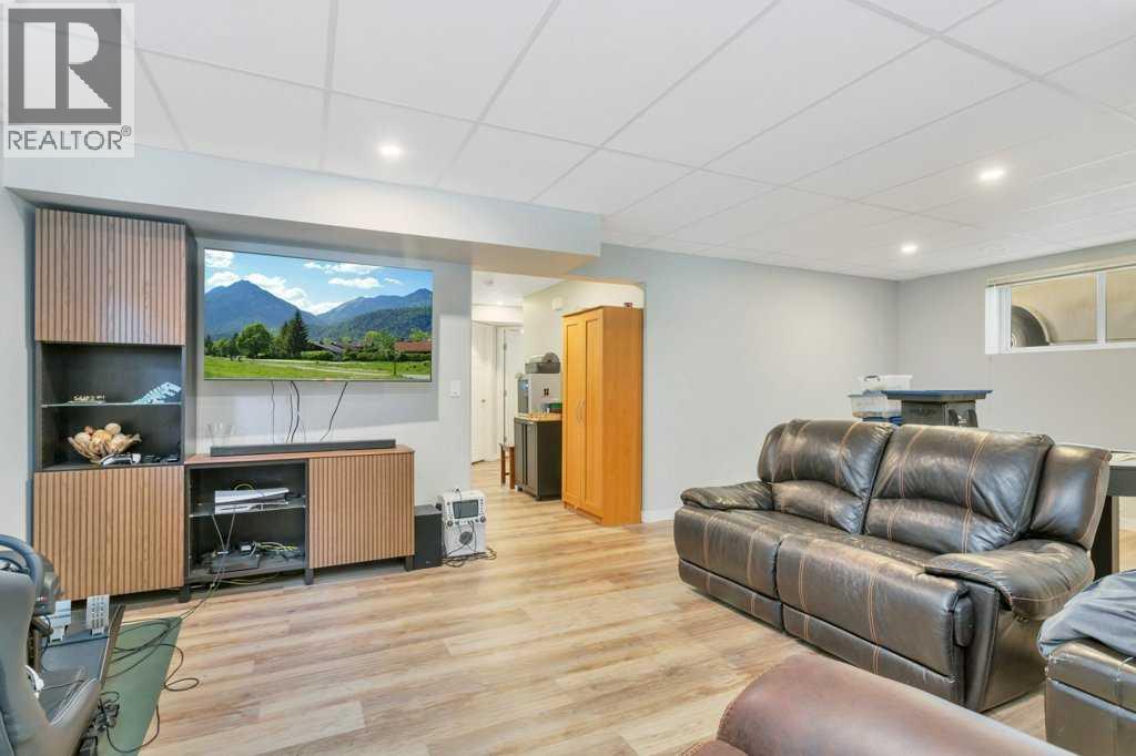 37 Coachill Street Property Photo 35