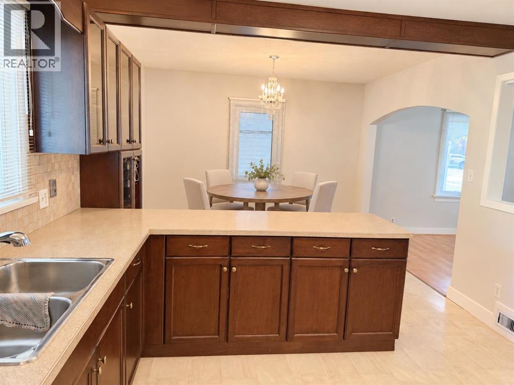4825 51 Avenue Property Photo 3