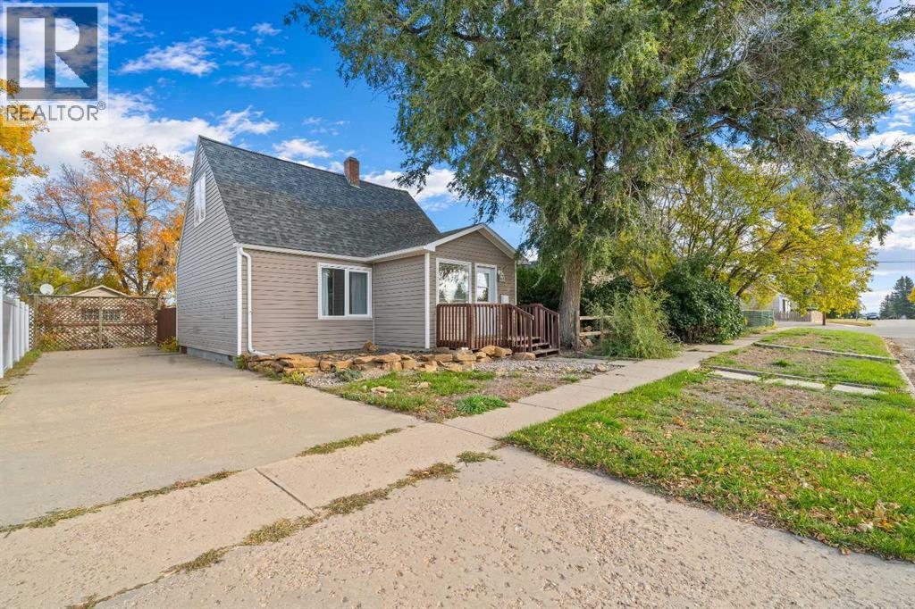 106 8 Avenue W Property Photo 1