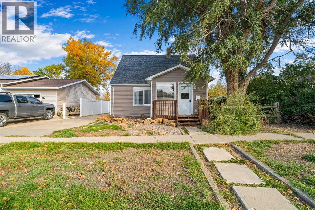 106 8 Avenue W Property Photo 2