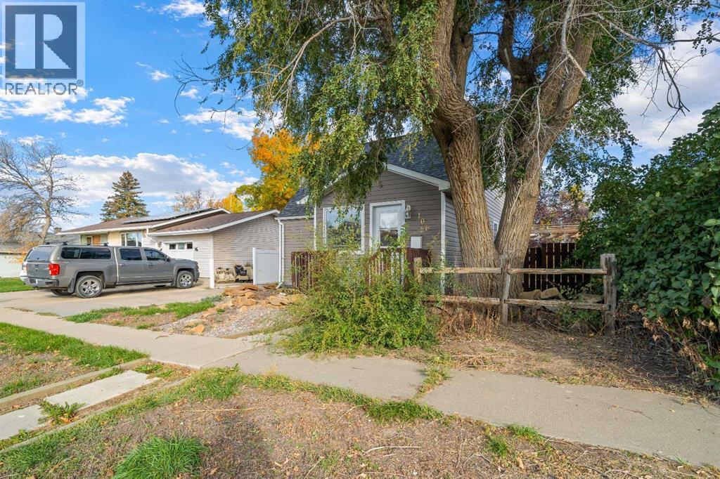 106 8 Avenue W Property Photo 3