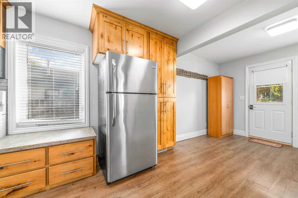 106 8 Avenue W Property Photo 7