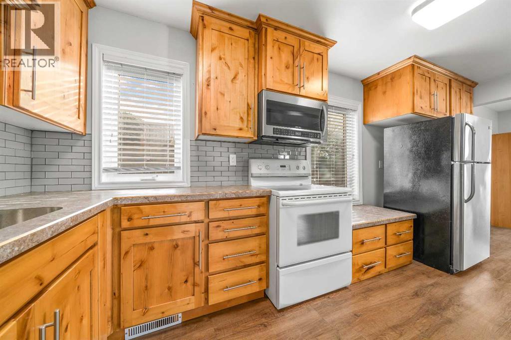 106 8 Avenue W Property Photo 9